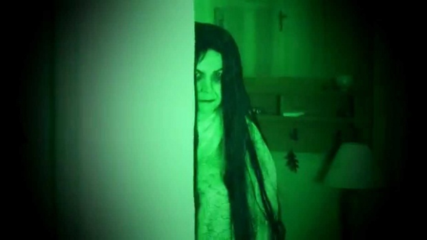 แสงสีเขียวในห้องปิดตาย