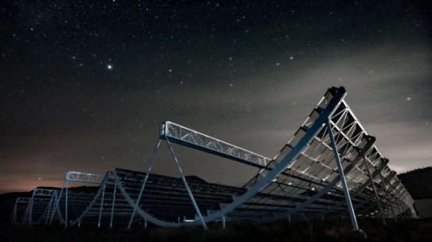กล้องโทรทรรศน์ระบบคลื่นวิทยุ CHIME  ขอบคุณภาพประกอบจาก Institute for Astronomy & Astrophysics, Unive